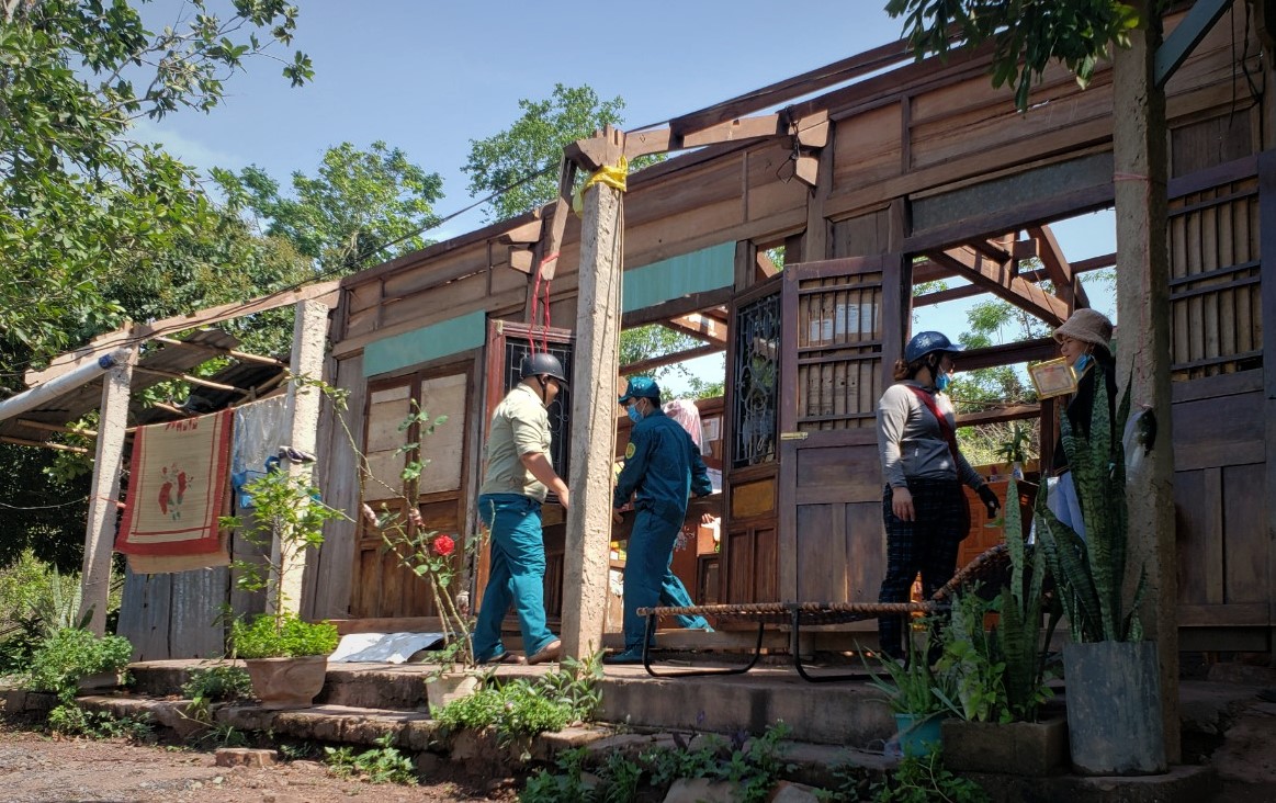 80 cán bộ, chiến sĩ giúp dân khắc phục hậu quả do mưa đá và lốc xoáy